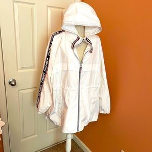 Tommy Hilfiger waterproof rain hooded rain jacket in size XXL.
